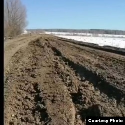 Дорога между деревнями весной 2026 года