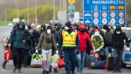 Európában dolgozó, a járvány miatt hazatérő ukrajnai vendégmunkások a záhonyi határátkelőhelyen 2020 márciusában