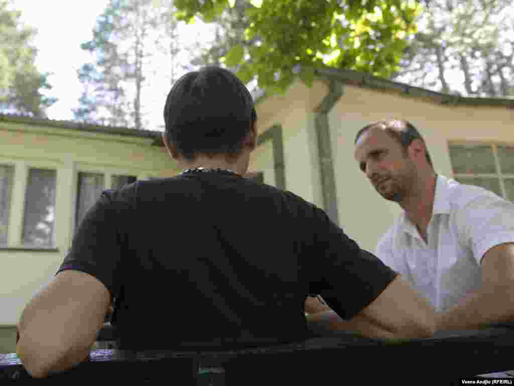 Zoran Glavonjić, novinar RSE u razgovoru sa Zakhirom,azilantom iz Afganistana, 14.07.2011. Foto: RSE / Vesna Anđić 