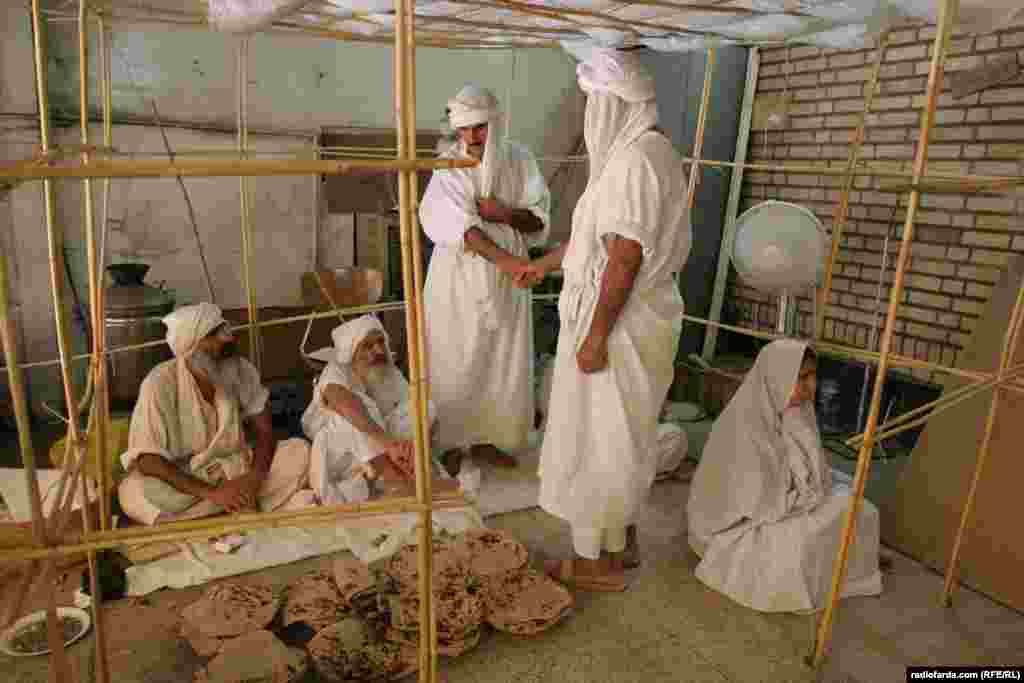 صابئین مندایی روزانه پنج بار نماز بجای می&zwnj;آورند. در دین آنها آب روان و جاری قداست و پاکی ویژه&zwnj;ای دارد.