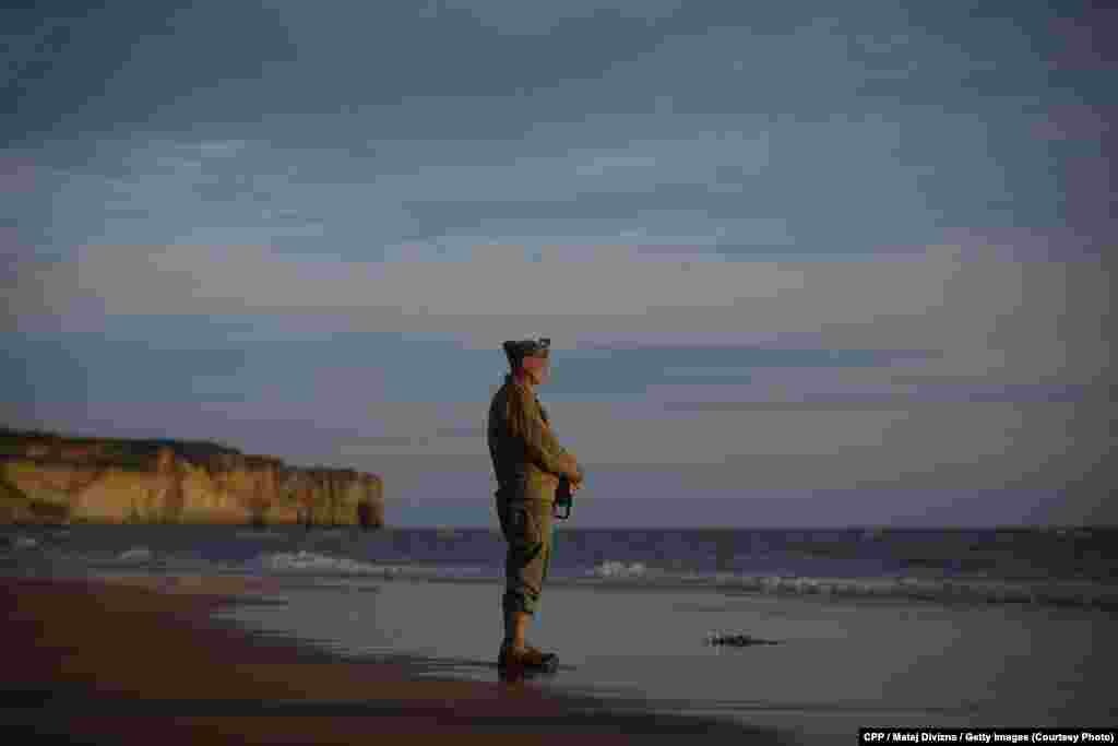 Honorable Mention, General News:&nbsp;A&nbsp;man dressed in a&nbsp;World War II-era&nbsp;U.S. uniform pays his respects to&nbsp;those who died in the D-Day landings in Normandy, France, on&nbsp;June 6, 2014, the 70th anniversary of the Allied invasion. (Denik/Martin Divisek)&nbsp; &nbsp; 