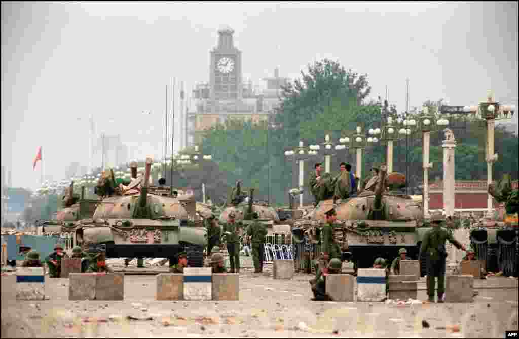 Tancurile supraveghează un bulevard strategic, care duce la Piața Tiananmen, pe 6 iunie, după ce protestatarii fuseseră alungați din zonă.