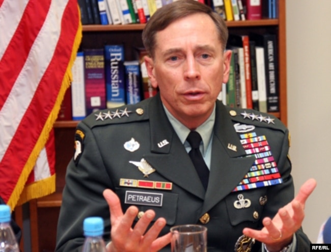 Дэвид Петреус принимал участие в американских операциях в Ираке и Афганистане, возглавлял ЦРУ