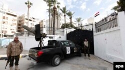 Вооруженные сотрудники сил безопасности Ливии в Триполи.