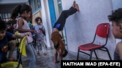 کودکان فلسطینی سرگرم بازی کردن اند.