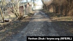 Вдоль тыльной стороны усадьбы идет старая, мощенная камнем дорога