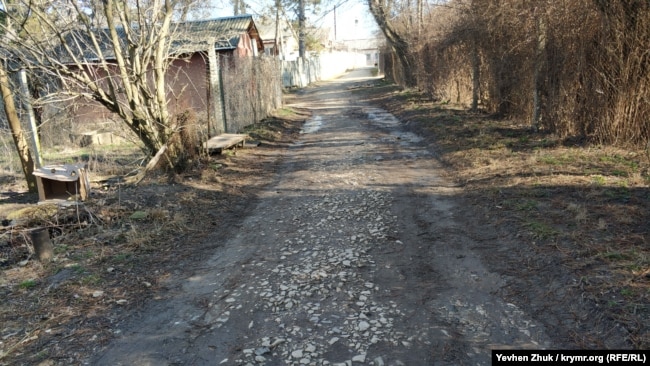 Вдоль тыльной стороны усадьбы идет старая, мощенная камнем дорога