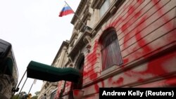 Облитое краской консульство России в Нью-Йорке.