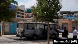 موتر حامل کارمندان کمیسیون اصلاحات اداری و خدمات ملکی که در سرک دارالامان شهر کابل هدف انفجار ماین مقناطیسی قرار گرفت. June 3, 2019