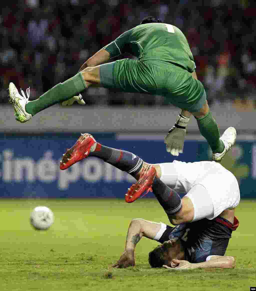 Keylor Navas (top) of Costa Rica and Raul Bobadilla of Paraguay in action during a friendly soccer match at the National Stadium in San Jose, Costa Rica, on March 26. (epa/Jeffrey Arguedas)