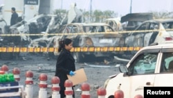 د نوې ډهلي لال کیلا یا سرې کلا سره نږدې تر چاودنې وروسته انځورونه او سوځېدلي موټرونه 