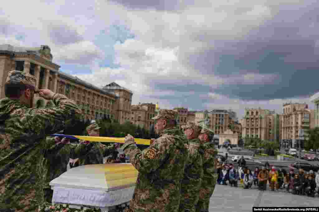 Вікторію Боброву («Квітку») поховали на Байковому кладовищі у Києві.Вікторії було 32 роки