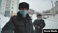 Ufa. Polisiýa Nawalnynyň aktiwistleriniň yzyndan geldi. 22-nji ýanwar, 2021. 