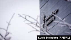 У главного офиса «Радио Свободная Европа / Радио Свобода» (РСЕ/РС) в Праге.