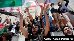 Demonstranti sa sirijskim i palestinskim zastavama u znak podrške Palestincima nakon molitve u Istanbulu, 14. maj