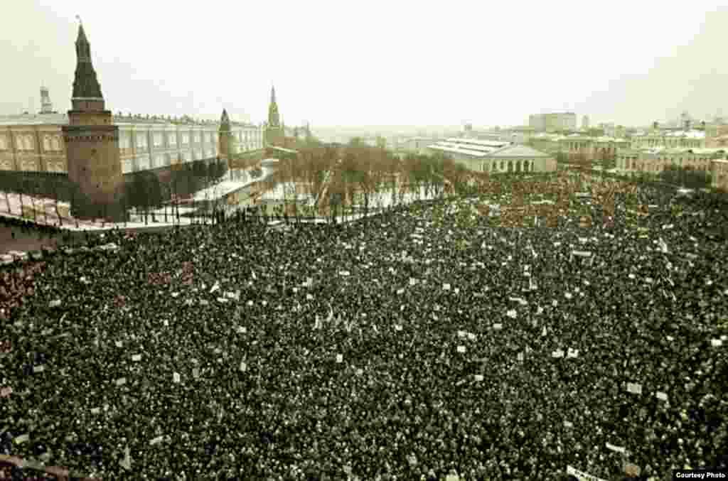 Up to 100,000 people rally on Manezh Square in Moscow in support of democratic reforms and Boris Yeltsin. 1990