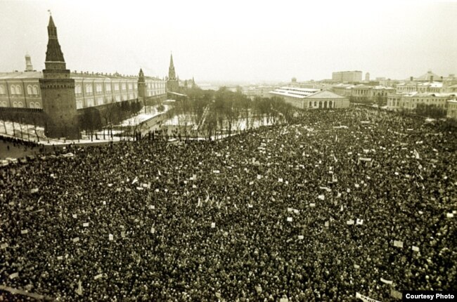 Одна из многотысячных демонстраций на Манежной площади Москвы в 1990 году