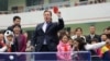Премьер-министр Великобритании Дэвид Камерон за игрой в настольный теннис с детьми в китайской провинции Сычуань