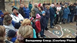 Страйк учителів та батьків учнів проти закриття найстарішої школи на Донбасі