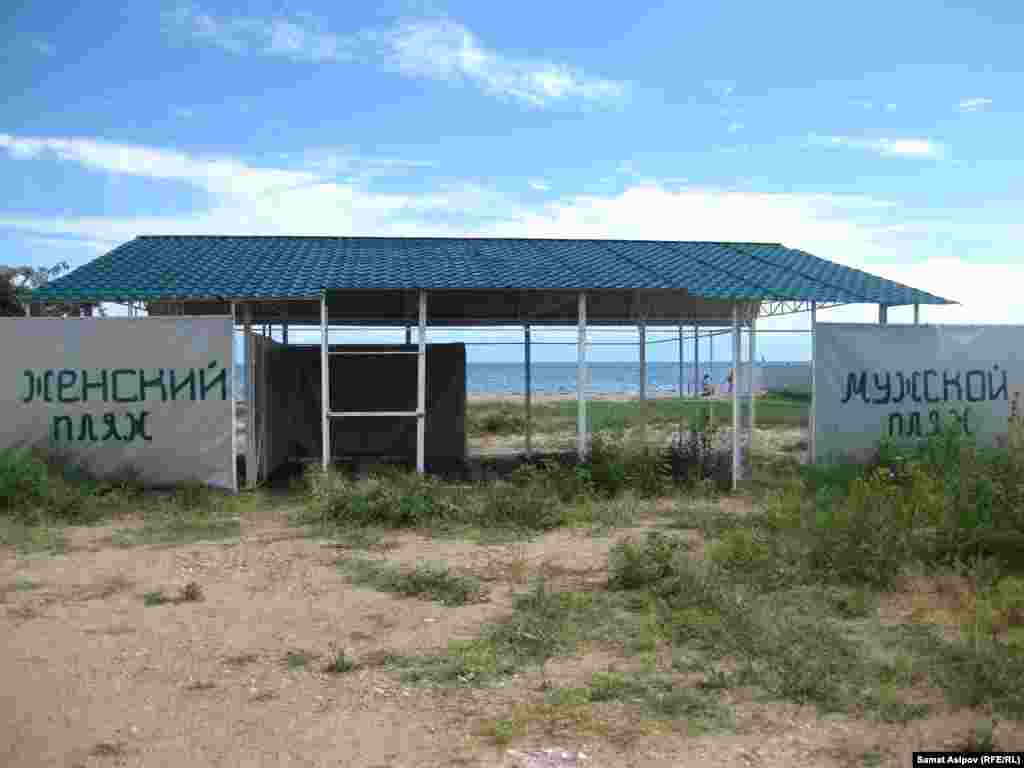 Эреже сактабаган эс алуучулар пляждан чыгарылат. Коюлган талаптардын аткарылышын көзөмөлдөгөн кароолчулар иштешет.