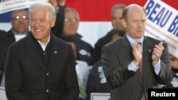 U.S. Democratic Senator Chris Coons (right) with Vice President Joe Biden (file photo)