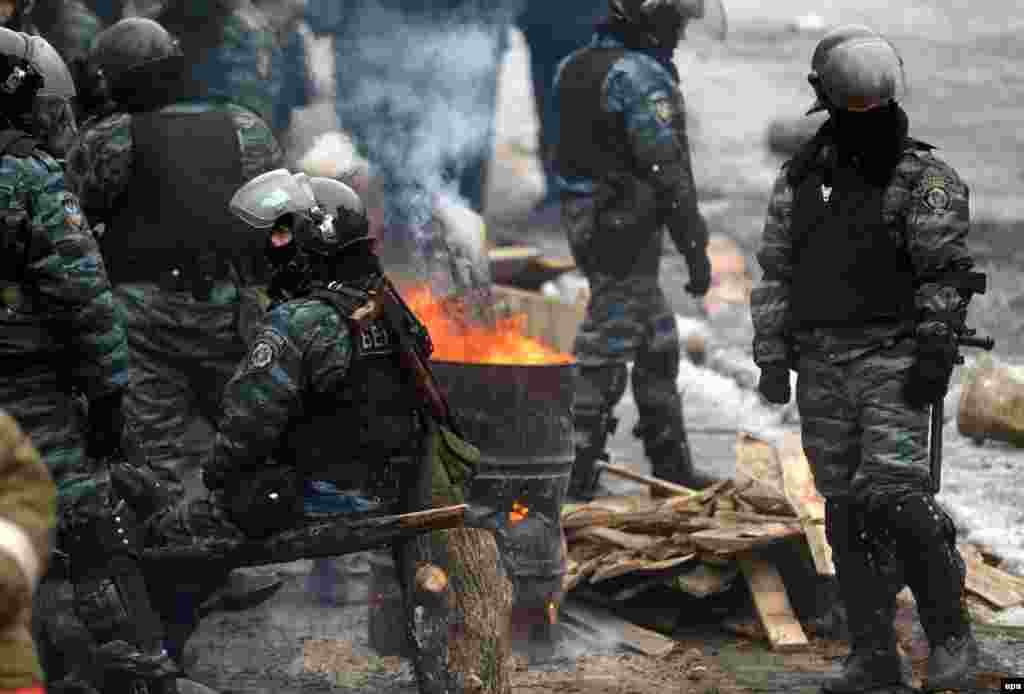Спэцназаўцы грэюцца каля адной з барыкадаў у Кіеве.
