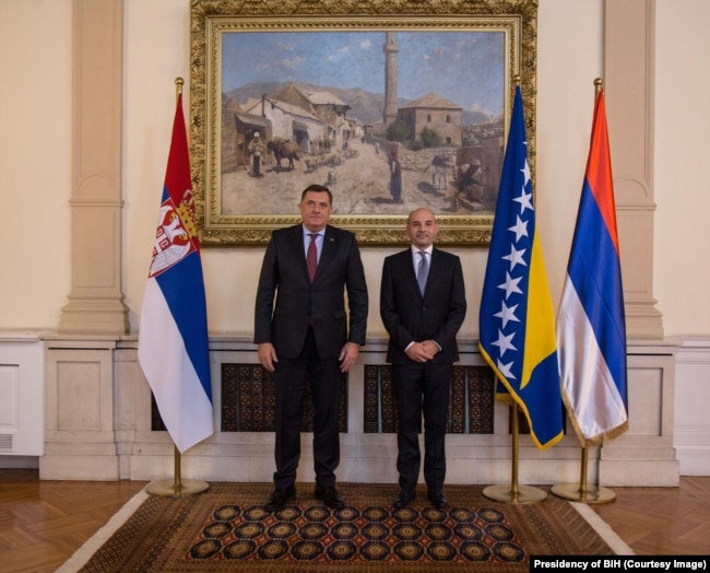 Na ceremoniji prijema akreditiva novog ambasadora Srbije u BiH Dodik istakao zastavu Republike Srpske