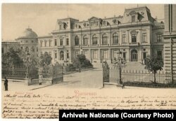 Palatul Regal în jurul anului 1900, așa cum arăta în epoca lui Carol I. A ars însă în 1926. Forma actuală a clădirii datează însă din vremea lui Carol al II-lea. Este decodată de Nicolae Tonitza și Arthur Verona. Carte poștală. Arhivele Naționale.