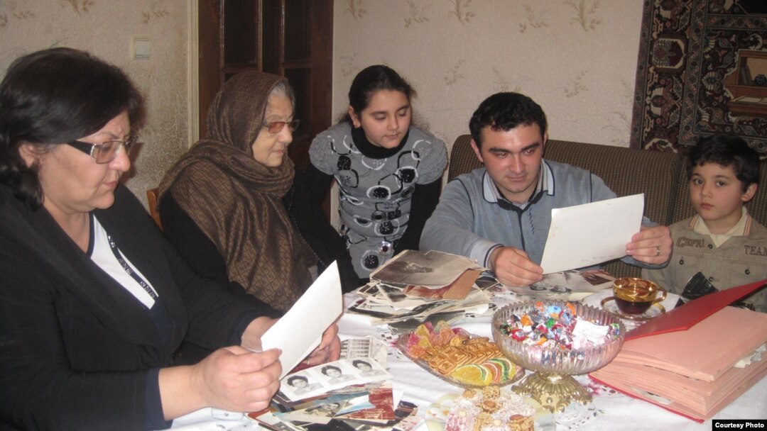 Cavid Zeynallı yazıçı Fərman Kərimzadənin qızı Yeganə xanım (solda) və həyat yoldaşı Xalidə xanımla