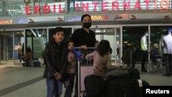 Ирачки мигранти, кои доброволно се пријавиле за лет за евакуација од Белорусија, пристигнуваат на меѓународниот аеродром во Ербил, Ирак. 18 ноември 2021 година.