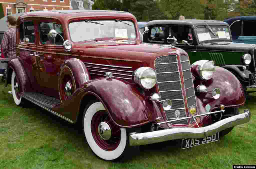 The muscular elegance of this American classic -- a 1935 Buick 4-door sedan -- apparently caught the eye of Soviet engineers.