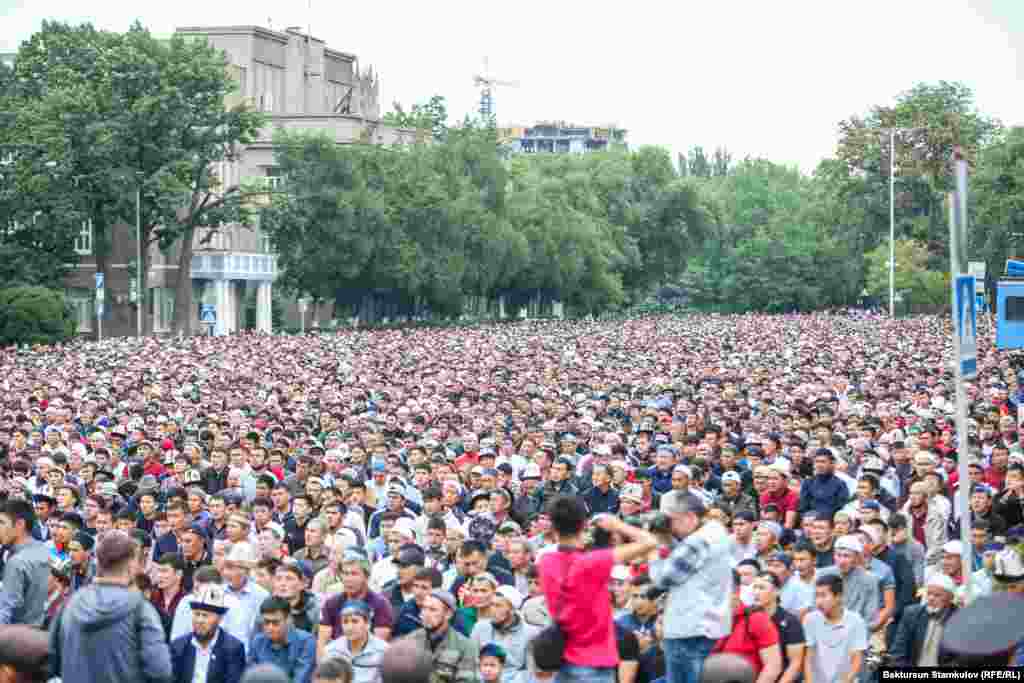 Бишкекте айт намазын окуу үчүн Эски аянтка 30 миңден ашуун адам чогулду.