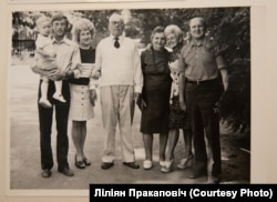 Міхаіл Усьцінавіч Моніт з дочкамі, зяцямі і ўнукам. Пінск, 1975 год