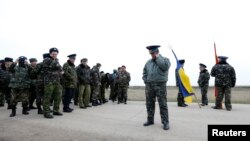 Один із захоплених військових, полковник Юлій Мамчур (ц) в аеропорту в Бельбеку, 4 березня 2014 року