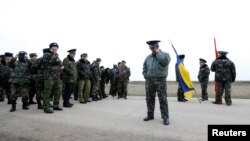 Полковник Юлий Мамчур и его подчиненные в аэропорту в Бельбеке, 4 марта 2014 року