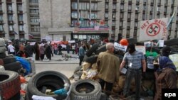 Пророссийские активисты у оккупированного здания городской администрации в Донецке, 16 апреля 2014 года. 
