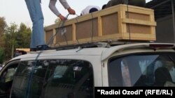Родственники получили гроб с телом мигранта в душанбинском аэропорту. 2019 год