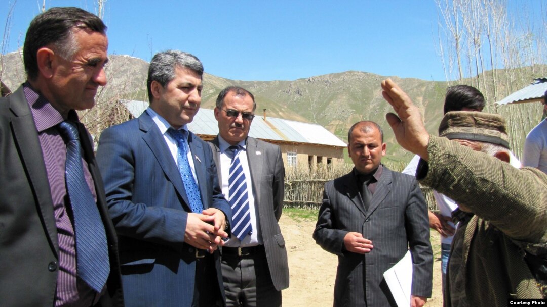 IRP Muhiddin Kabiri (second from left) meets with members of the Raqibov family.