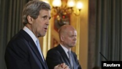 Джон Керрі (л), Вільям Гейґ (п) на прес-конференції в Лондоні, 25 лютого 2013 року