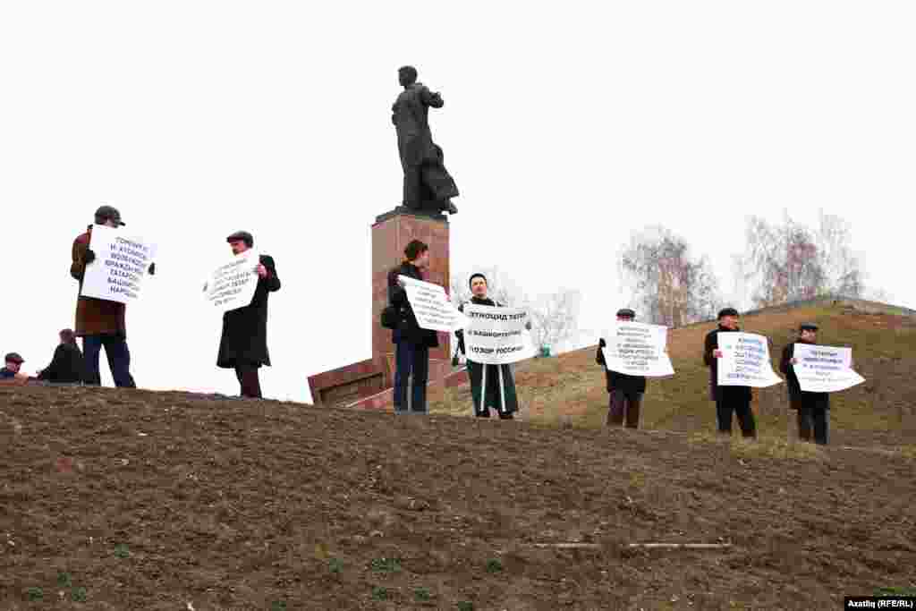 Пикет Казанның Мулланур Вахитов һәйкәле янында үтте