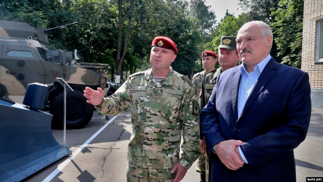 Președintele Belarusului, Aleksandr Lukașenko, inspectând vehicule ale poliției, într-o vizită făcută marți la forțele terestre ale Ministerului de Interne de la Minsk 