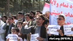 Ghor residents who have fled to Herat protest against lack of security and Iran's suspected assiatance to the Taliban, July 26, 2017