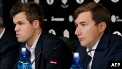 Magnus Carlsen (left) and Sergei Karjakin