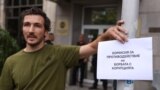 Протестиращ в София пред сградата на Комисията за противодействие на корупцията с надпис "Комисия за противодействие на борбата с корупцията"
