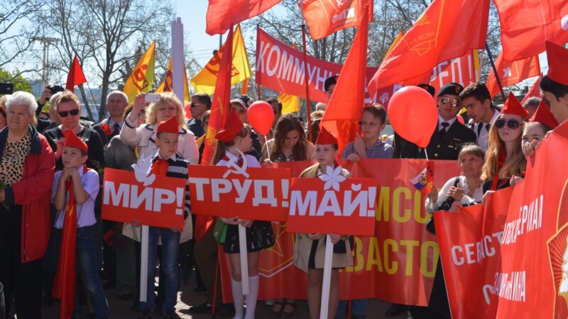 Русиядә Беренче май бәйрәменең плакатларыннан 