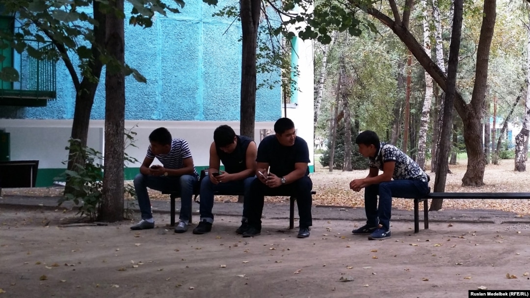 Жалаңаш қыздар еңкейіп тұрған фото