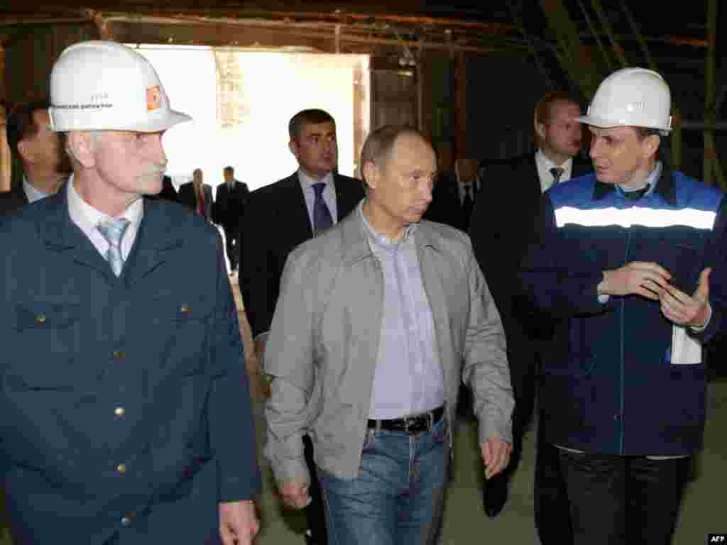 Владимир Путин лично посетил завод в Пикалево, жители которого много месяцев не получают зарплату (AFP)