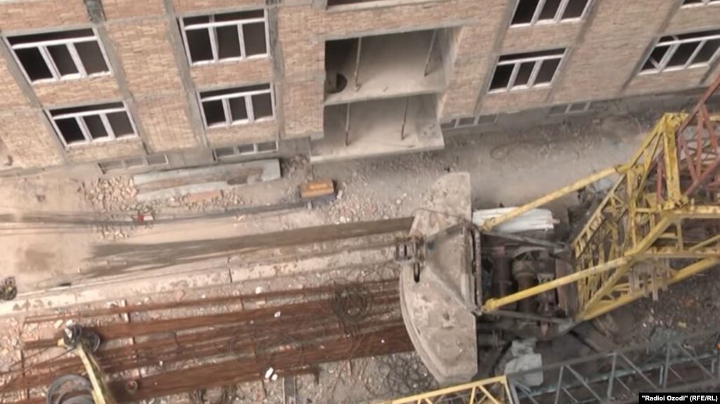 В Душанбе в результате обрушения строительного крана погиб строитель. ВИДЕО