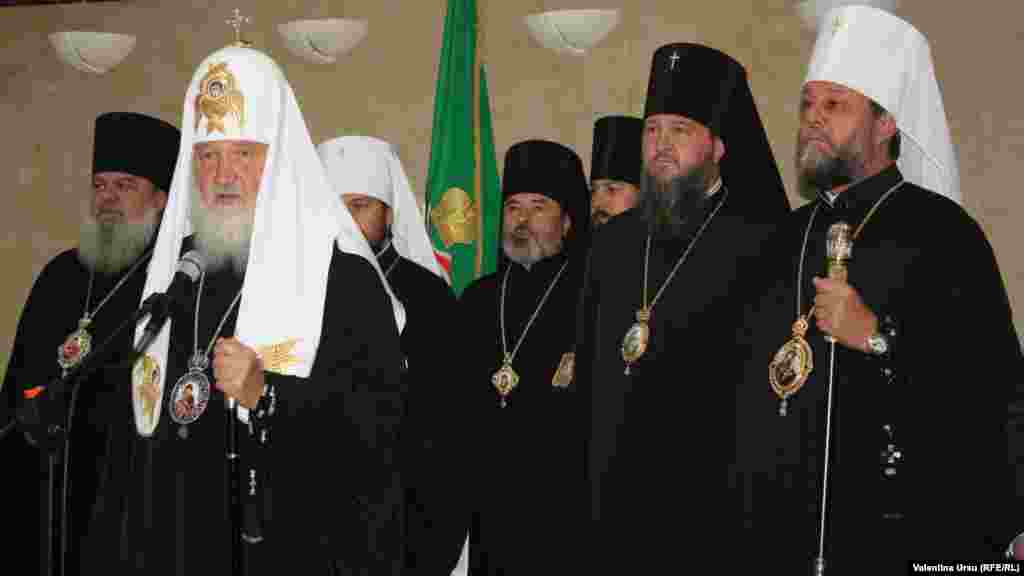 Patriarchul Kirill alături de gazdele sale clericale, Mitropolitul Vladimir și Marcel, episcopul de Bălți 