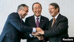 UN Secretary-General Ban Ki-moon (center) poses for photographers with Turkish Cypriot leader Mustafa Akinci (left) and Cypriot President Nicos Anastasiades during the Cyprus reunification talks in the Swiss mountain resort of Mont Pelerin on November 7.